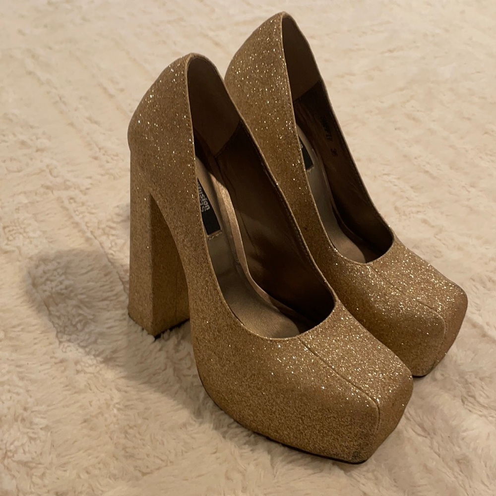 ✨🪩🙏🏻 funky fun Gold heels 6 platforms square toe party elegant